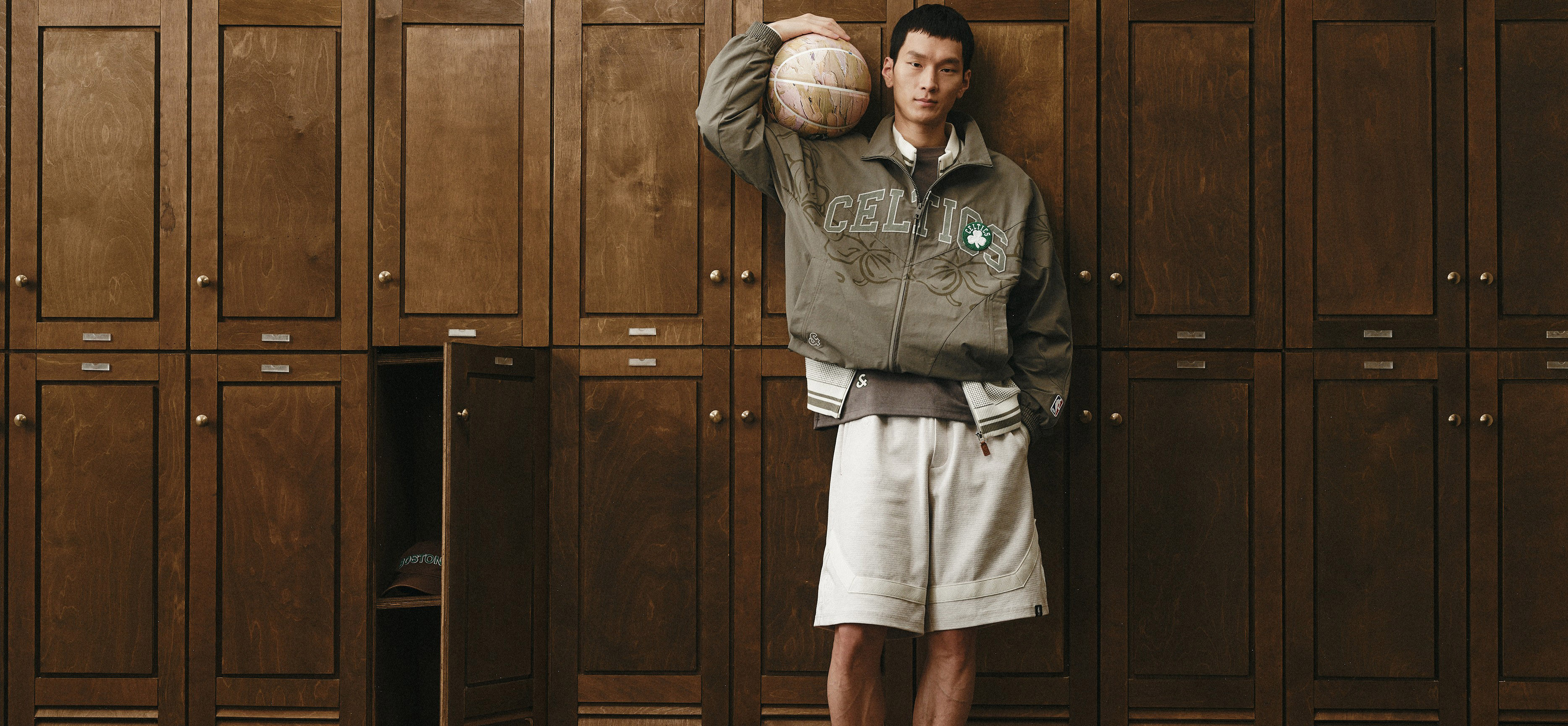 JACK & JONES 杰克琼斯 × NBA 官方联名服饰系列 联名属性:正版 NBA 球队 IP 授权,融合美式篮球文化与都市男装剪裁 产品品类:卫衣、牛仔外套、T 恤、针织、休闲裤、棒球帽等全场景男装单品 设计细节:球队队徽刺绣 / 印花、NBA 经典 logo 标识、撞色球服线条、复古做旧水洗工艺、宽松微阔篮球版型 风格定位:街头潮流 + 日常通勤双适配,兼顾运动松弛感与都市穿搭质感 面料工艺:亲肤棉感、透气针织、耐磨牛仔布,适配秋冬 25AW 季节穿搭需求 受众人群:年轻男性、篮球爱好者、潮流穿搭人群、球迷日常出街穿搭 品牌底蕴:依托杰克琼斯 35 年男装设计功底,平衡运动热血与日常实穿性