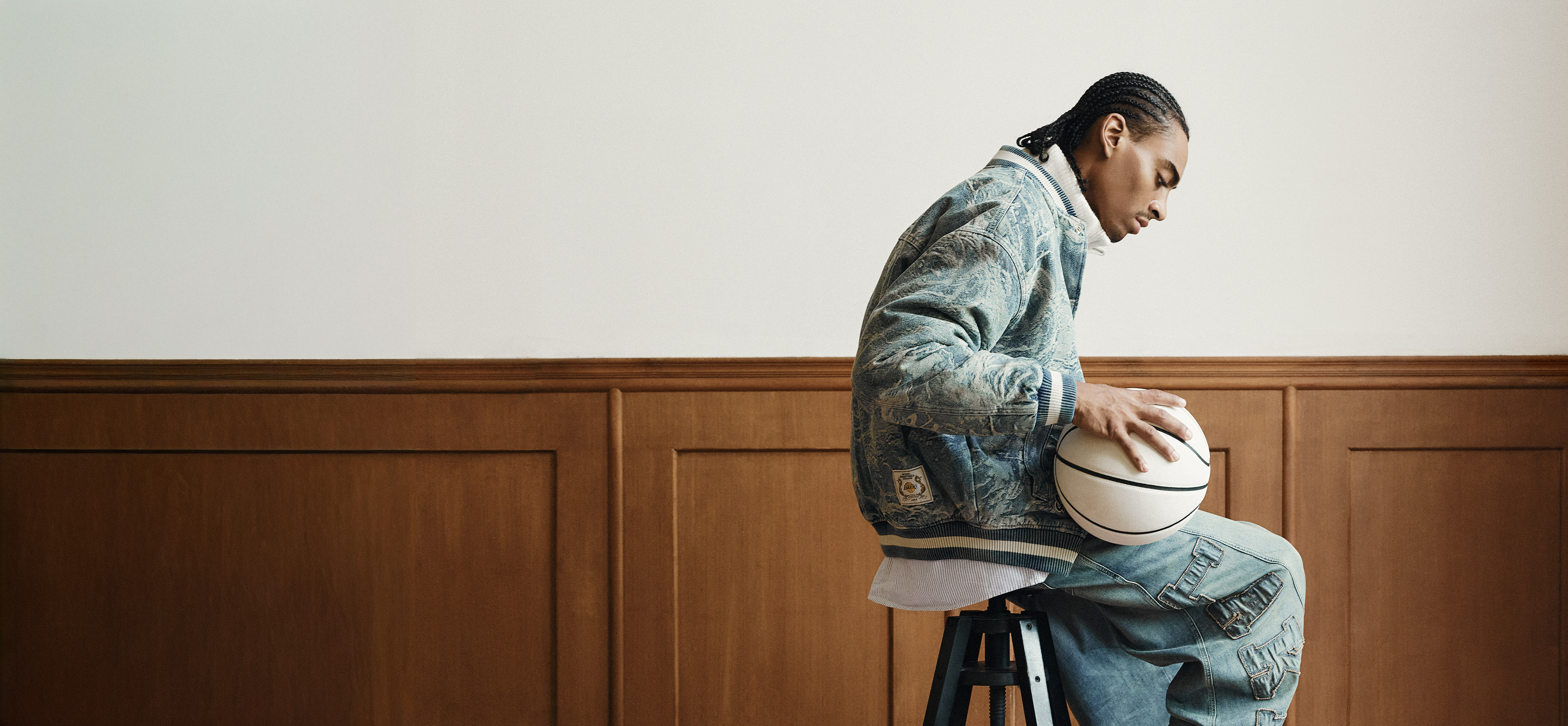 JACK & JONES 杰克琼斯 × NBA 官方联名服饰系列 联名属性:正版 NBA 球队 IP 授权,融合美式篮球文化与都市男装剪裁 产品品类:卫衣、牛仔外套、T 恤、针织、休闲裤、棒球帽等全场景男装单品 设计细节:球队队徽刺绣 / 印花、NBA 经典 logo 标识、撞色球服线条、复古做旧水洗工艺、宽松微阔篮球版型 风格定位:街头潮流 + 日常通勤双适配,兼顾运动松弛感与都市穿搭质感 面料工艺:亲肤棉感、透气针织、耐磨牛仔布,适配秋冬 25AW 季节穿搭需求 受众人群:年轻男性、篮球爱好者、潮流穿搭人群、球迷日常出街穿搭 品牌底蕴:依托杰克琼斯 35 年男装设计功底,平衡运动热血与日常实穿性